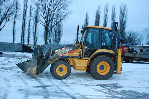 Koparko-ładowarka do usuwania awarii sieci wodno-kanalizacyjnych zakupiona przez gminę Lubień Kujawski