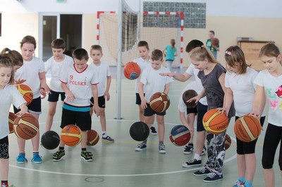 Fot. uczniowie Zespołu Szkół z Oddziałami Integracyjnymi im. Janusza Korczaka w Smólniku (gmina Włocławek) od dwóch lat korzystają w nowej sali sportowej.
