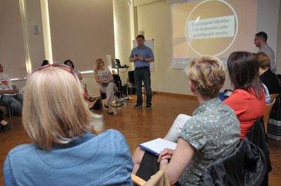 W jaki sposób „pracować”, aby wzmacniać kompetencje członków rodzin?