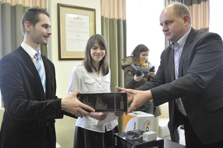 Spotkanie marszałka Piotra Całbeckiego z laureatami olimpiady astronomicznej