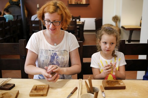 Magdalena Gaca z córką w Toruniu, fot. Mikołaj Kuras