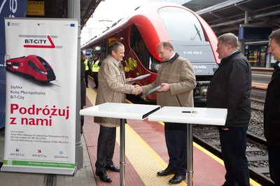 Ceremonia podpisania umowy między samorządem województwa a Pesą; fot. Andrzej Goiński