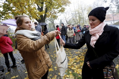 Rozdawanie gęsi mieszkańcom w Toruniu, fot. Mikołaj Kuras