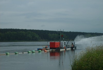 Modernizacja wału przeciwpowodziowego Niziny Ciechocińskiej – pobór kruszywa z dna Wisły koparką refulującą, fot. Kujawsko-Pomorski Zarząd Melioracji i Urządzeń Wodnych we Włocławku