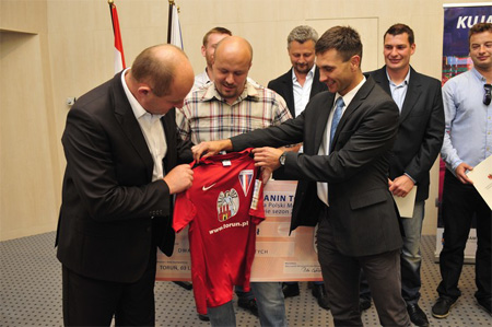 Spotkanie marszałka Piotra Całbeckiego z laskarzami Pomorzanina w sezonie 2013/2014, fot. Wojtek Szabelski/freepress.pl