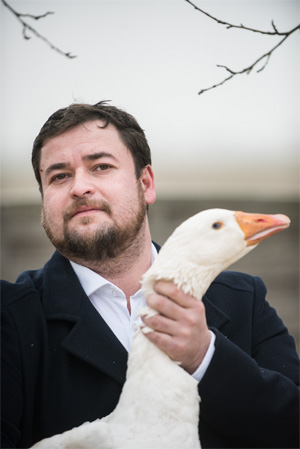 Prof. Marek Adamski na gęsiej fermie w Więzownie w pow. bydgoskim 