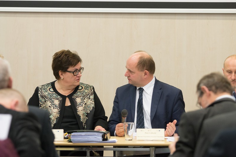 Dyrektor Goelen Vandebrock i marszałek Piotr Całbecki podczas posiedzenia Komitetu Monitorującego RPOWKP, 29 listopada 2015, fot. Szymon Zdziebło/tarantoga.pl Dyrektor Goelen Vandebrock i marszałek Piotr Całbecki podczas posiedzenia Komitetu Monitorującego RPOWKP, 29 listopada 2015, fot. Szymon Zdziebło/tarantoga.pl