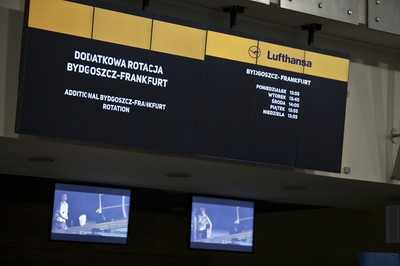 Konferencja prasowa marszałka Piotra Całbeckiego na bydgoskim lotnisku, fot. Tymon Markowski