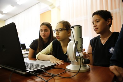 fot Lekcja z wykorzystaniem mobilnych pracowni dydaktycznych w Zespole Szkół nr 2 w Toruniu, fot. Mikołaj Kuras