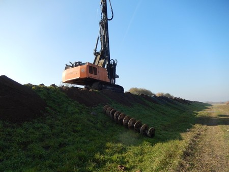 Wał przeciwpowodziowy nad Osą w trakcie przebudowy, fot. KPZMiUW