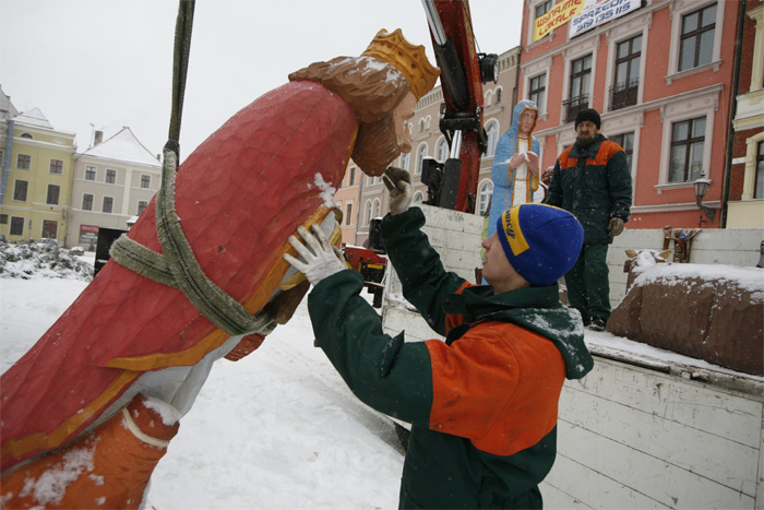 montaż szopki na Nowym Rynku w Toruniu, 13 grudnia 2010 r.