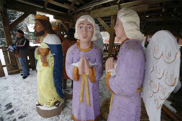 montaż szopki na Nowym Rynku w Toruniu, 13 grudnia 2010 r.