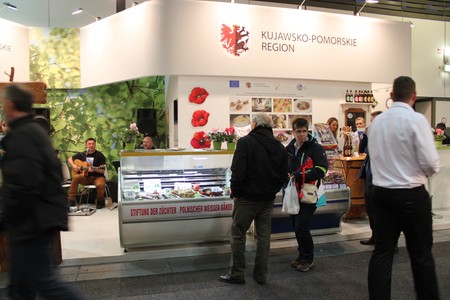 Stoisko promocyjne Województwa Kujawsko-Pomorskiego na targach Grüne Woche w Berlinie