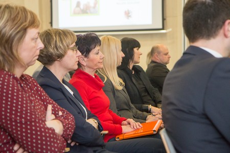 Rodzina w centrum - ceremonia podpisywania wniosku aplikacyjnego; fot. Szymon Zdziebło/tarantoga.pl