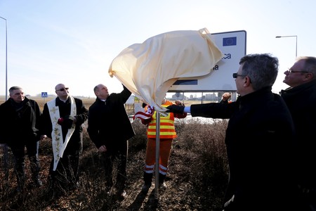Uroczystość symbolicznego przekazania dróg w Chełmnie i Brzozowie, fot. Mikołaj Kuras