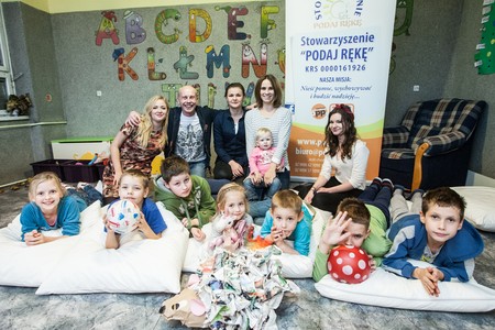 Fot. Zespół Stowarzyszenia „Podaj rękę” z podopiecznymi, laureaci ubiegłorocznej edycji nagród „Stalowe Anioły”, fot Andrzej Goiński