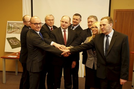 Uczestnicy uroczystości otwarcia Regionalnego Inkubatora Przedsiębiorczości we Włocławku. Od lewej: prezes Kujawsko-Pomorskiego Funduszu Pożyczkowego Przemysław Woliński, prezydent Włocławka Marek Wojtkowski, radny województwa Stanisław Pawlak, marszałek Piotr Całbecki, dyrektor Wojewódzkiego Szpitala Specjalistycznego we Włocławku Marek Bruzdowicz, członek zarządu województwa Sławomir Kopyść, zastępca prezydenta Włocławka Magdalena Korpolak-Komorowska oraz starosta włocławski Kazimierz Kaca, fot. Mikołaj Kuras