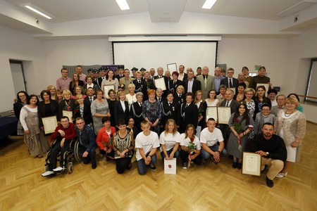 Laureaci ubiegłorocznej edycji konkursu „Rodzynki z pozarządówki”, fot. Mikołaj Kuras