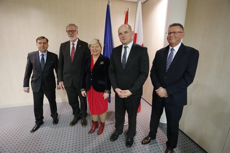 wizyta przedstawicieli landu Saksonia-Anhalt w Województwie Kujawsko-Pomorskim w dniu 10 lutego 2016 roku – wspólne zdjęcie, od lewej: konsul honorowy RFN w Bydgoszczy Jarosław Kuropatwiński, szef kancelarii premiera landu Saksonia-Anhalt Reiner Robra, Konsul Generalna RFN w Gdańsku Cornelia Pieper, marszałek Piotr Całbecki, wicemarszałek Zbigniew Ostrowski