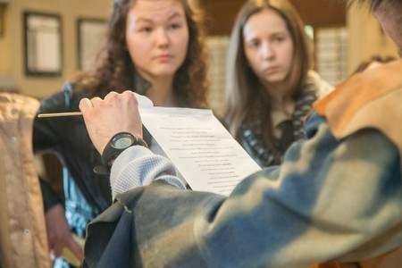 Gra miejska „Krzyżacy” zorganizowana przez zespół Teatru im. Wilama Horzycy w ramach ogólnopolskiego projektu „Dotknij teatru”, fot. Szymon Zdziebło/tarantoga.pl