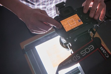 Pracownia digitalizacji zbiorów biblioteki głównej UMK, fot. Szymon Zdziebło/tarantoga.pl