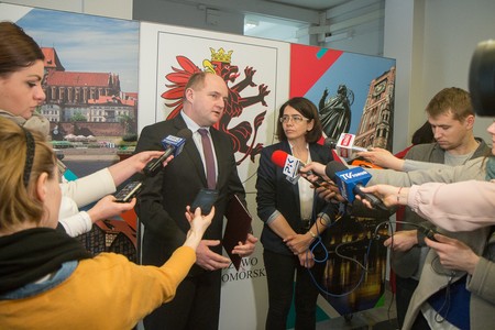 Minister Anna Streżyńska i marszałek Piotr Całbecki podczas konferencji prasowej w Urzędzie Marszałkowskim, fot. Szymon Zdziebło/tarantoga.pl