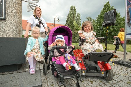 Uroczyste otwarcie wystawy Rodzicielstwo bez barier w Toruniu, fot. Szymon Zdziebło/ Tarantoga.pl