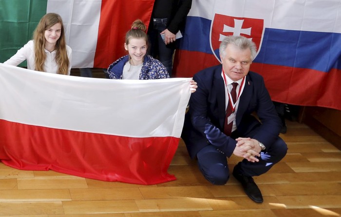 Janusz Iwański z młodzieżą z Dobrzejewic podczas wizyty w Urzędzie Marszałkowskim, fot. Mikołaj Kuras