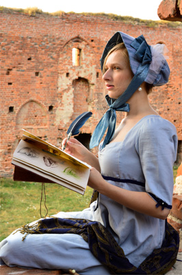 Fot. Grand Prix w ubiegłorocznej edycji konkursu „Portret z kujawsko-pomorskim zabytkiem w tle”: Marta Ćwikowska z Bydgoszczy – Portret z ruinami zamku w Dybowie