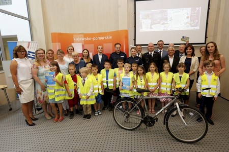 Wręczenie nagród w konkursie zorganizowanym w ramach „Tu jest super – tu jest bezpiecznie”, fot. Mikołaj Kuras