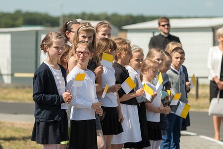 Odsłonięcie tablicy upamiętniającej wizytę apostolską oraz mszę świętą odprawioną przez św. Jana Pawła II na toruńskim lotnisku 7 czerwca 1999 roku, fot. Szymon Zdziebło/tarantoga.pl
