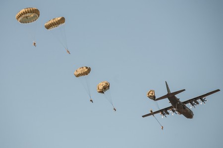 Ćwiczenia spadochroniarzy na toruńskim poligonie w ramach szkolenia Anakonda-16, fot. Andrzej Goiński/UM WK-P