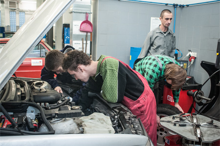 Ze wsparcia w ramach RPO skorzystają między innymi uczniowie szkół zawodowych. Na zdjęciu ośrodek egzaminacyjny w Zespole Szkół Samochodowych w Bydgoszczy, fot. Tymon Markowski