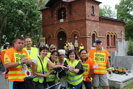 uczestnicy rajdu przy cerkwi prawosławnej