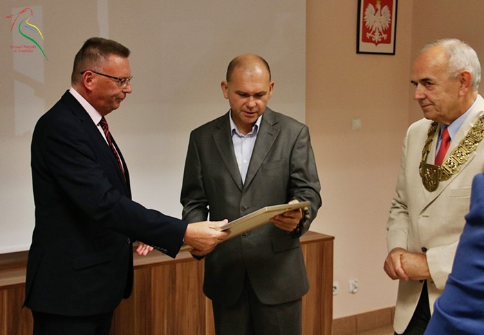 Kategoria: Kultura – Mirosław Rzeszowski – wyróżnienie za wieloletnią działalność na rzecz rozwoju kultury w Szubinie (Nagrodę wręczył 25 sierpnia wicemarszałek Zbigniew Ostrowski, podczas spotkania w Urzędzie Miejskim w Szubinie, fot. UM w Szubinie) Kategoria: Kultura – Mirosław Rzeszowski – wyróżnienie za wieloletnią działalność na rzecz rozwoju kultury w Szubinie (Nagrodę wręczył 25 sierpnia wicemarszałek Zbigniew Ostrowski, podczas spotkania w Urzędzie Miejskim w Szubinie, fot. UM w Szubinie)