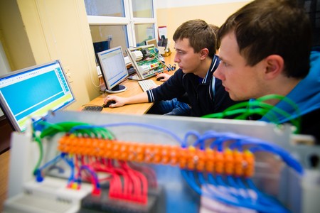 Wsparcie trafi między innymi na wyposażenie pracowni w technikach i zawodówkach, fot. Jacek Smarz