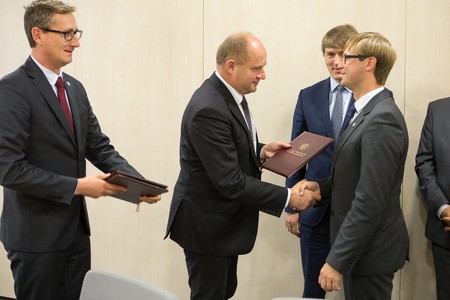 Uroczystość podpisania umów z samorządowcami w sprawie współpracy przy przebudowie dróg wojewódzkich, fot. Szymon Zdziebło/Tarantoga.pl