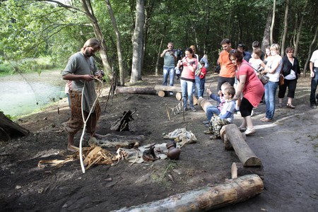 Festyn archeologiczny ,,Wehikuł czasu'' w Parku Kulturowym Wietrzychowice, organizowany w ramach Europejskich Dni Dziedzictwa , fot. Miejsko-Gminny Ośrodek Kultury Izbica Kujawska