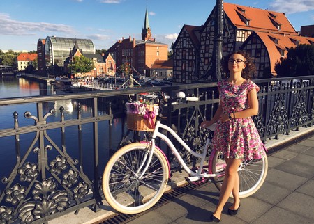 Natalia Mazurkiewicz - Ulica Mostowa w Bydgoszczy, w tle spichrze i rzeźba Przechodzącego przez rzekę