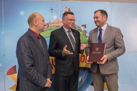 Uroczystość wręczenia umów beneficjentom, fot. Szymon Zdziebło/Tarantoga.pl