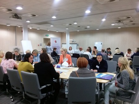 Grupa ćwiczeniowa w czasie szkolenia Przeciwdziałanie agresji i przemocy w szkole, Toruń, 26.09.2016 r., fot. Biuro Wsparcia Rodziny i Przeciwdziałania Przemocy