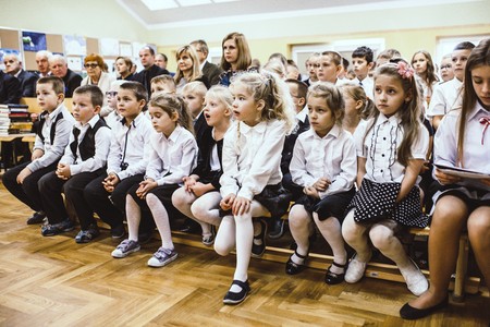 Społeczność szkolna Publicznej SP im. Jerzego Pietrkiewicza w Fabiankach pow. włocławski, fot. Andrzej Goiński/UMWKP