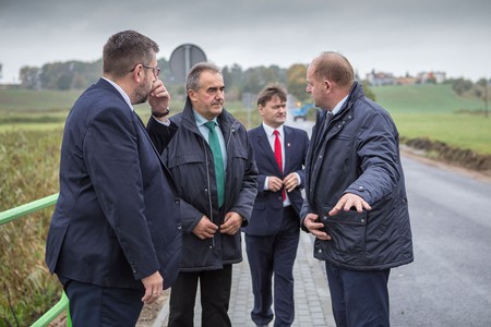 Marszałek Piotr Całbecki i przewodniczący sejmiku województwa Ryszard Bober podczas wizyty w gminie Jabłonowo Pomorskie, fot. Szymon Zdziebło/tarantoga.pl