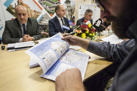 O planach inwestycyjnych dotyczących infrastruktury drogowej i kolejowej była mowa podczas wtorkowej konferencji prasowej z udziałem marszałka Piotra Całbeckiego, fot. Andrzej Goiński