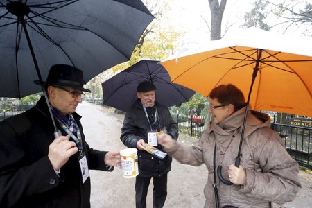 W tegorocznej kweście na cmentarzu św. Jerzego w Toruniu uczestniczyli radny województwa Waldemar Przybyszewski oraz sekretarz województwa Marek Smoczyk