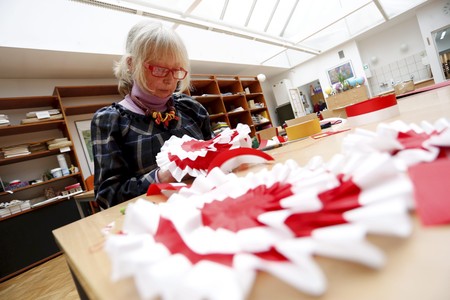 Przygotowanie kokardy narodowej, fot. Mikołaj Kuras