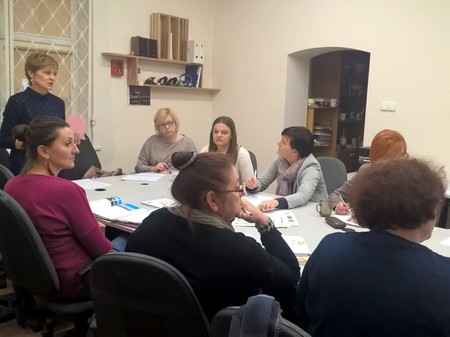 Koordynatorka regionalna Danuta Potręć przekazuje informacje szkolnym liderom