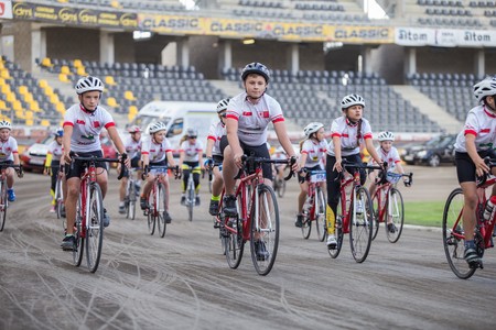 Młodzi sportowcy z Kujawsko-Pomorskich Szkółek Kolarskich zaprezentowali się we wrześniu na toruńskiej Motoarenie, fot. Szymon Zdziebło/Tarantoga.pl