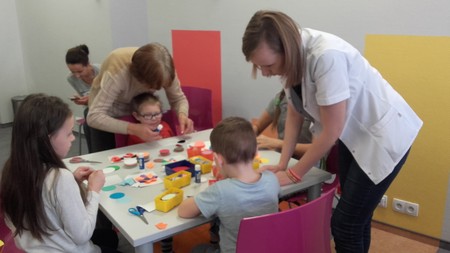 Uczniowie przebywający na leczeniu w WSD w Bydgoszczy w trakcie imprezy z okazji Światowych Dni Origami wraz z nauczycielem Martą Modrzyńską