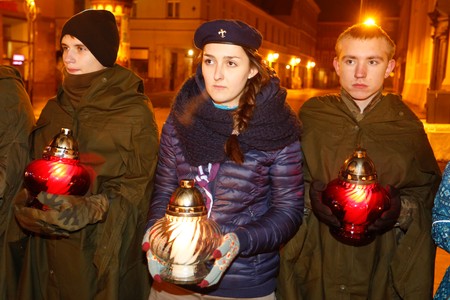 Uroczystość złożenia kwiatów pod tablicą na kościele akademickim w Toruniu, fot. Mikołaj Kuras